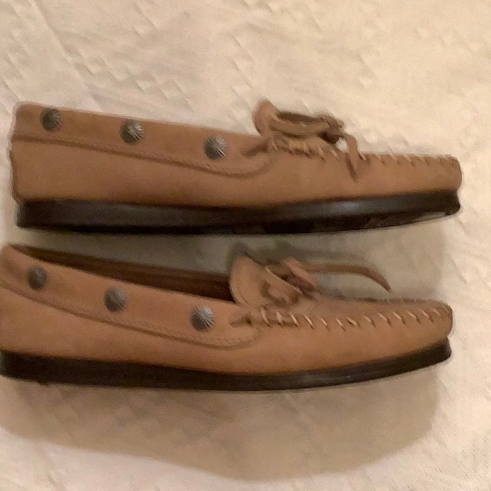 Minnetonka Hard Sole Moccasin Sz 8.5 Decorative Side Studs Leather Top Tie - Picture 3 of 6